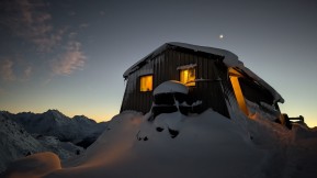 Caroline Hut ❤️
A great base for our mountaineering courses, alpine trekking adventures, and ascents of Kaitiaki and Turner Peaks. And (unlike other huts in Aoraki Mount Cook National Park), it’s heated with a cosy log fire 🔥
Have you visited yet? Are you up for the challenge?
🔗 https://alpinerecreation.com/alpine-lodge-and-huts/private-mountain-huts/caroline-hut
📸 E. Holden & @biaboucinhas
#CarolineHut #Mountaineering #AlpineTrekking #MountainHut #SouthernAlps Private Mountain Huts - Caroline Hut ❤️ A great base for our mountaineering courses, alpine trekking adventures, and ascents of Kaitiaki and Turner Peaks. 1