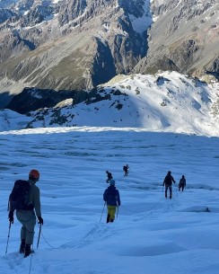 Ball Pass Summit Trek: up Ball Ridge to Kaitiaki Peak, over Ball Glacier in fresh snow — no tracks, no shortcuts, just pure alpine.
Crossing the glacier was surreal: untouched powder over crevassed terrain, every step tested and deliberate. Topped out on Kaitiaki Peak with moody skies over Aoraki, then dropped down the steep, loose and scrubby descent via Cove Stream — classic NZ alpine fun.
A short route on the map, but it demands respect. Epic few days in the high country.
#BallPass #AlpineNZ #MountaineeringLife #BallGlacier #CarolineHut #SouthernAlps #AorakiMountCook #AlpineTrekking #Type2Fun #NoEasyWayOut
@nzmga @nz_mackenzie @nzmountainsafetycouncil The Best Day Hikes & Walking Trails in Aoraki Mount Cook - Ball Pass Summit Trek - #291