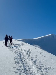 3 days of snowshoeing bliss up at Rex Simpson Hut ❄️⛰️
Perfect conditions, blue skies, and great snow underfoot — we’ve been spoiled with an incredible run of weather lately. A magic winter adventure in the Two Thumb Range!
📸 P. Munro
#Snowshoeing #WinterAdventure #TwoThumbRange #RexSimpsonHut #LakeTekapo #SouthernAlpsNZ #BackcountryNZ #AlpineAdventure #SnowTrip #WinterEscape #ExploreNZ #MountainsAreCalling #MackenzieNZ #HikeTekapo #TekapoAdventures #AlpineRecreation - New Zealand Alpine Hikes, Trekking & Snowshoeing - #356