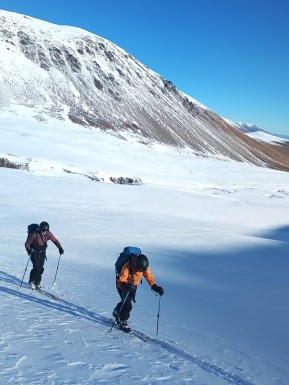 Just wrapped up an MSC Avalanche Skills Course 2 in the Two Thumb Range ❄️⛷️
A week of fresh snow, fun turns, and plenty of learning in the backcountry. From snowpack assessment to rescue practice, decision making and safe travel – we covered it all.
Big thanks to the crew for the good vibes and to our guide for sharing so much knowledge. Feel more confident and safer heading into the mountains this winter.
📸 @reiseraxel 
📍 Two Thumb Range | 🏔️ Avalanche Skills Course
#backcountryskiing #skitouring #splitboarding #realbackcountry #avalancheskills #avalancherescue #avalancheawareness #twothumbrange #rexsimpsonhut #avalanchetraining #snowscience #alpinerecreation #avysavvy #nzmga #guideslife Two Thumb Range Adventures - MSC Avalanche Skills Course 2 - #371