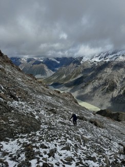 A dusting of fresh snow and suddenly it feels like winter is a step closer… a dramatic change to last week.
📍 Ball Pass and Mabel Col
📸 @elke_mountain_guide
🔗 https://alpinerecreation.com/new-zealand-alpine-hikes-trekking-and-snowshoeing/trans-alpine-crossings-and-traverses/ball-pass-crossing
#BallPass #AlpineTrek #AlpineCrossing #HookerValley #Mountaineering - Alpine Recreation - #431